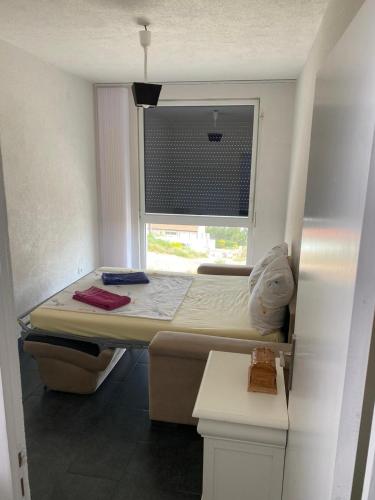 a small room with a bed and a window at APARTMAN U PRIZEMLJU S 2 SOBE in Stanići