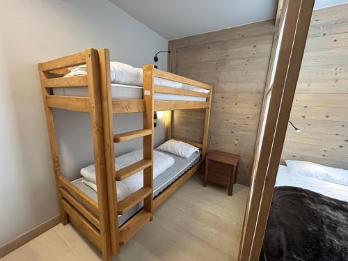 une chambre avec deux lits superposés dans l'établissement Appartement Haut Standing au Centre des Gets, Pied des Pistes, 6/8 Couchages, Terrasse, Services Inclus - FR-1-623-89, aux Gets