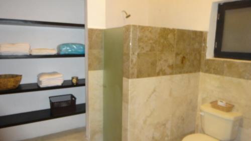 La salle de bains est pourvue de toilettes, d'une douche et de serviettes. dans l'établissement Casa en Zona Centro, Campeche., à Campeche
