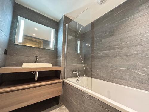 une salle de bain avec un lavabo, une douche et un miroir dans l'établissement Appartement Haut Standing au Centre des Gets, Pied des Pistes, 6/8 Couchages, Terrasse, Services Inclus - FR-1-623-89, aux Gets