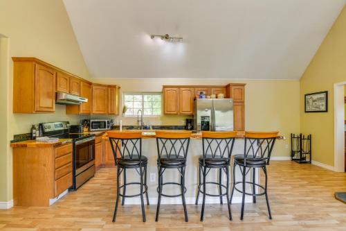 Gallery image of Spacious and Private Home with Lazy Mountain View in Palmer