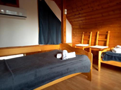 Schlafzimmer mit einem Bett, einem Tisch und Stühlen in der Unterkunft Idill Üdülőház in Tiszafüred