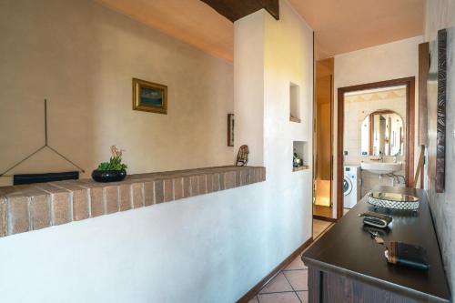 una cucina con bancone e lavandino in una stanza di Te Vojo Ben -Furnished Flat- a Santa Maria di Sala