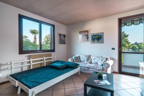 una camera con letto, divano e tavolo di Te Vojo Ben -Furnished Flat- a Santa Maria di Sala