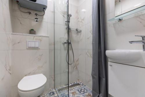 ein Bad mit einer Dusche, einem WC und einem Waschbecken in der Unterkunft Apartment Tanja Oldtown in Split