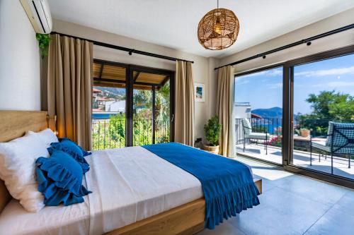Un dormitorio con una cama grande y un balcón. en Villa Verde Luxury Mediterranean Villa With Private Pool, en Kas