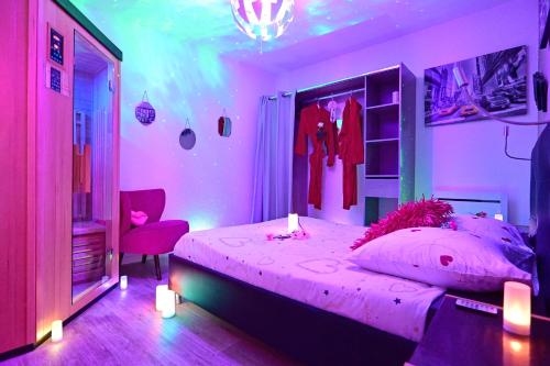 - une chambre rose avec un lit et une chaise dans l'établissement Luxe Sauna Privatif et Grand bain Jacuzzi à deux à Biscarosse Plage pour Nuit Romantique avec décoration LED et Bougies, à Biscarrosse