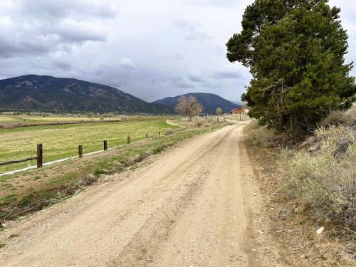 un camino de tierra en medio de un campo en Private Camper on Working Ranch, en Salida