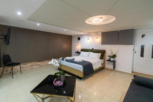 ein Schlafzimmer mit einem Bett und ein Wohnzimmer in der Unterkunft Black Suites in Chania