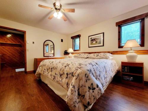 Schlafzimmer mit einem Bett und einem Deckenventilator in der Unterkunft Serene & Comfy - Stunning View & Long - Jetted Tub in Sugar Mountain