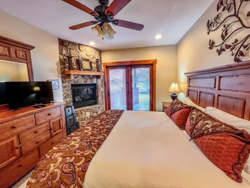 Una cama o camas en una habitación de Lakefront home with fire pit and dock Near Wisp Resort
