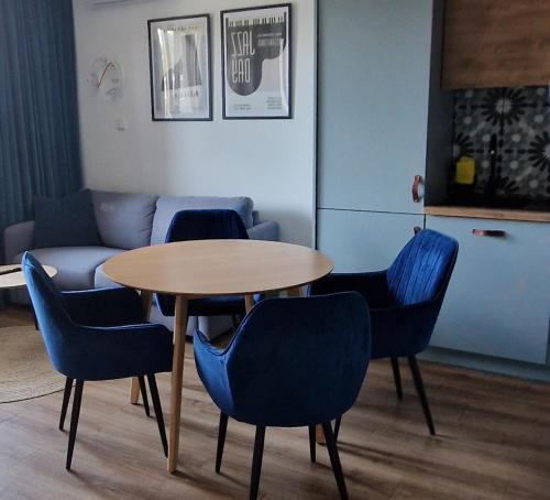 Et opholdsområde på Apartamenty Parkowe D9 z garażem