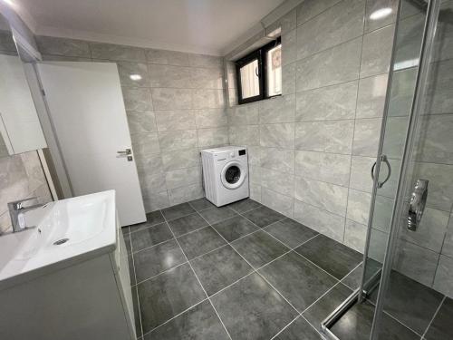 een badkamer met een wastafel en een wasmachine bij Mina Suits in Istanbul