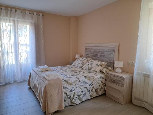 1 dormitorio con cama y ventana en EL CHORRITO en La Alberca