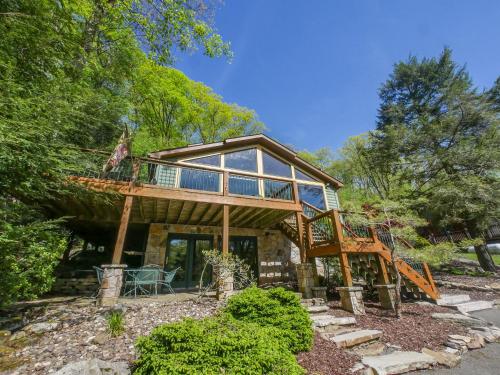 Κήπος έξω από το Nearby Private Lakefront with Hot Tub Fire Pit and Dock