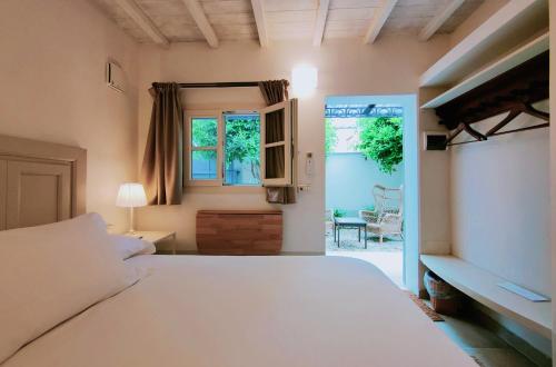 Un pat sau paturi într-o cameră la Il Cortiletto - Suites & Apartments