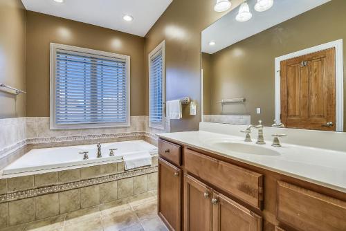 Ένα μπάνιο στο Indoor Pool Huge Home Best View of the Lake