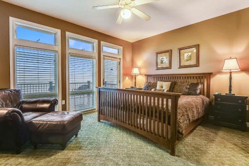 Ένα ή περισσότερα κρεβάτια σε δωμάτιο στο Indoor Pool Huge Home Best View of the Lake