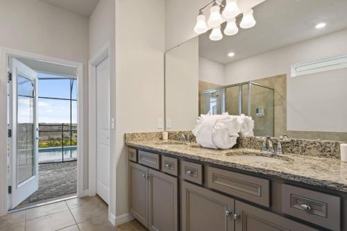 a bathroom with two sinks and a large mirror at Luxury Six Bed Four in Bath Windsor Island BSV1707 in Davenport