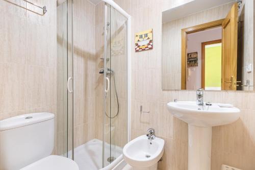 een badkamer met een toilet, een wastafel en een douche bij Gemelos 23 Apartment 5-A Levante Beach in Benidorm