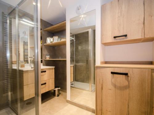 une salle de bain avec douche et porte vitrée dans l'établissement Appartement 3 étoiles, WiFi, parking, balcon à Chamonix - FR-1-343-201, à Chamonix-Mont-Blanc