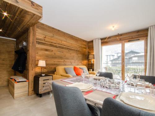une salle à manger avec une table et des chaises dans l'établissement Appartement 3 étoiles, WiFi, parking, balcon à Chamonix - FR-1-343-201, à Chamonix-Mont-Blanc