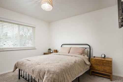 Habitación blanca con cama y ventana en Cherry Park Escape, en Troutdale