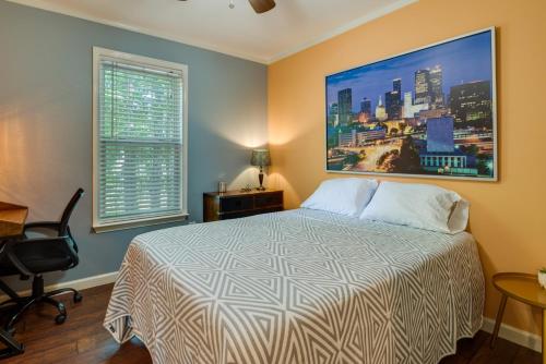 - une chambre avec un lit et une grande peinture murale dans l'établissement Charming Temple Home Sunroom and Private Backyard!, 