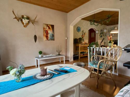 ein Wohnzimmer mit einem weißen Tisch und Stühlen in der Unterkunft Flakaberget 15 in Lycksele
