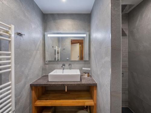 une salle de bain avec un lavabo et un miroir dans l'établissement Charmant Apt 6 pers. proche pistes avec balcon et WiFi - FR-1-640-19, à Val Thorens