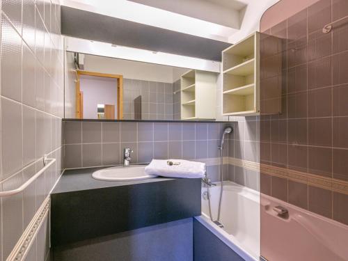 Ένα μπάνιο στο Appartement avec balcon Sud/Ouest, garage et animaux acceptés - FR-1-694-29