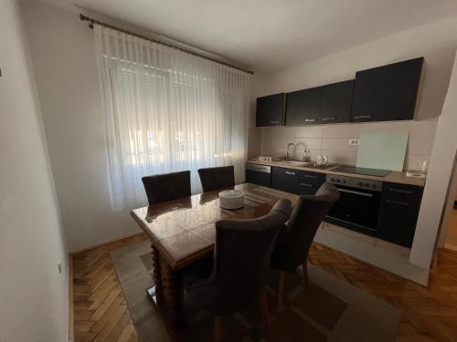 a kitchen with a table and chairs in a room at Apartman Čapljina in Čapljina
