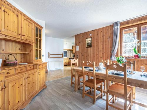 Appartement de style montagnard dans chalet rustique, au cœur du vieux village et aux pieds des pistes