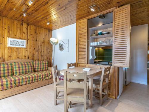 un salon avec une table et un canapé dans l'établissement Charmant appartement 2 pièces avec balcon, cuisine équipée et belles vues - 5 pers - FR-1-694-195, à Val dʼIsère