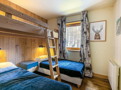 une chambre avec deux lits superposés et une fenêtre dans l'établissement Appartement haut de gamme avec terrasse et accès skis aux pieds à Val-d'Isère - FR-1-694-206, à Val dʼIsère