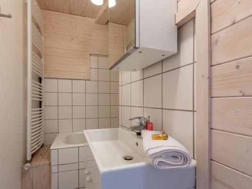une petite salle de bain avec un lavabo et un miroir dans l'établissement Studio charmant skis aux pieds, balcon, coeur de Val-d'Isère, 4 pers, WiFi - FR-1-694-231, à Val dʼIsère