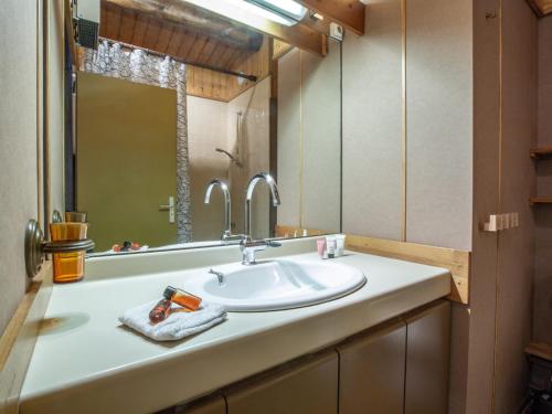 une salle de bain avec un lavabo et un miroir dans l'établissement Charmant duplex montagnard avec grande terrasse, proche du vieux village de Val-d'Isère - FR-1-694-198, à Val dʼIsère