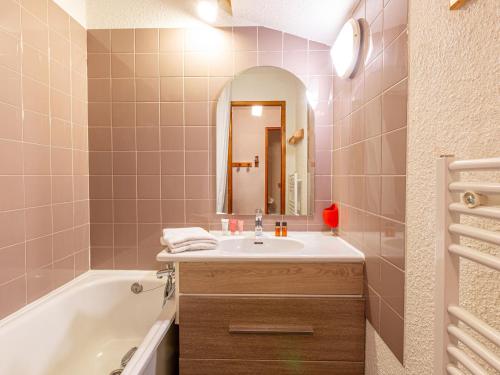 Appartement soigné skis aux pieds, proche village des enfants, 5 pers, balcon sud-est
