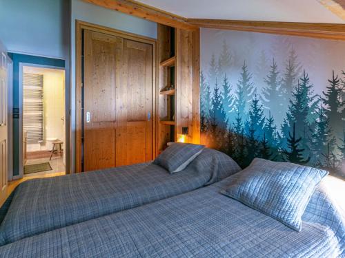 Katil atau katil-katil dalam bilik di Appartement élégant avec cheminée et balcon, aux pieds des pistes et au cœur de Val-d'Isère - FR-1-694-138