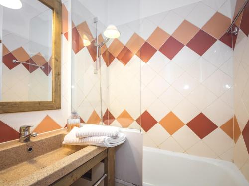 une salle de bain avec un lavabo, une baignoire et un miroir dans l'établissement Studio cosy proche commerces et ski-bus à Chamonix - FR-1-343-239, à Chamonix-Mont-Blanc