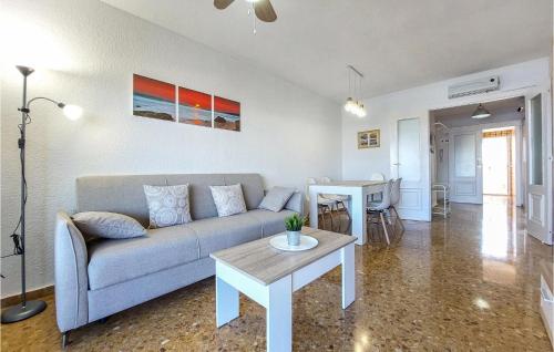 ein Wohnzimmer mit einem Sofa und einem Tisch in der Unterkunft Amazing Apartment In El Puig De Santa Maria in La Torre