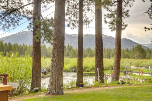 Fotografie z fotogalerie ubytování Pet-Friendly South Lake Tahoe Home 2 Mi to Lake v destinaci South Lake Tahoe