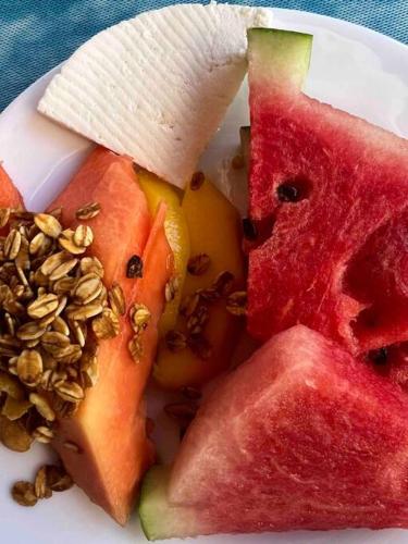 ein Teller mit Wassermelone und anderen Früchten und Nüssen in der Unterkunft Nannai Residence - Apartamento Duplex in Porto De Galinhas