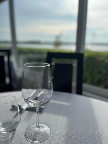 deux verres à vin assis au-dessus d'une table dans l'établissement L auberge de la pointe, à Soustons