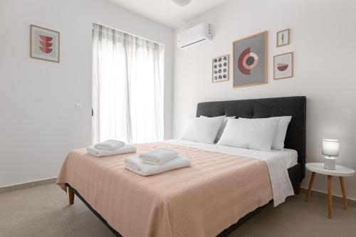 1 dormitorio con 1 cama grande y 2 toallas. en Rhodes city studios en Rodas