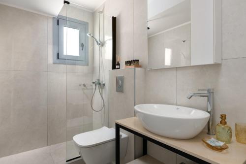 y baño con lavabo, aseo y ducha. en Rhodes city studios en Rodas