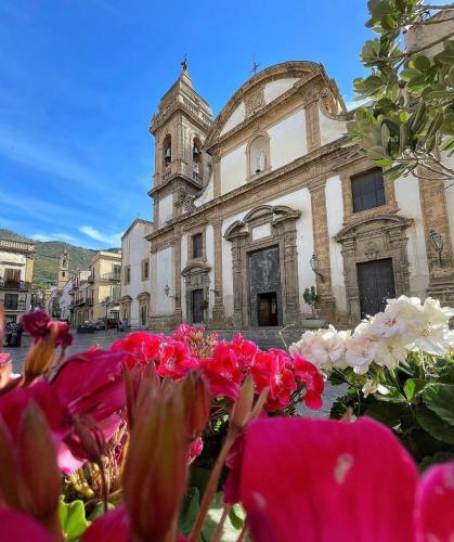 an old building with flowers in front of it at Sikelìa Bed & Breakfast in Carini