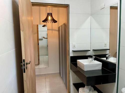 La salle de bains est pourvue d'un lavabo et d'un miroir. dans l'établissement Santana's Ranch, à São Pedro