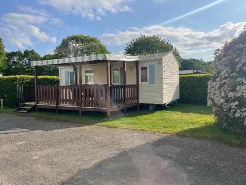Mobil-home au bord de l’eau