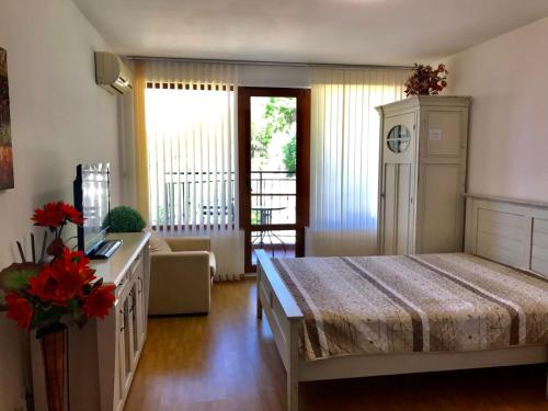 Un dormitorio con una cama y un sofá en una habitación. en Apartment 9, en Balchik